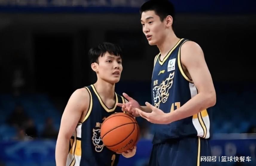狂轰40分32板！男篮19岁天才两战杀疯了：下一个胡金秋就是他了？