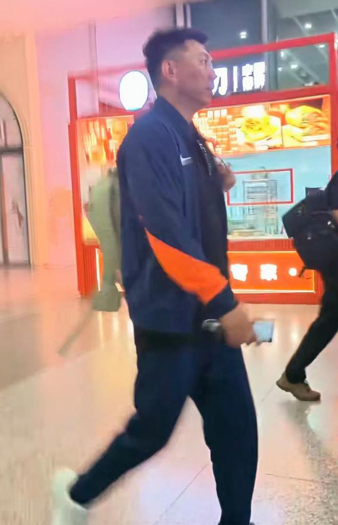 张天爱:不愧是"人间尤物",穿上深V吊带,热辣性感!