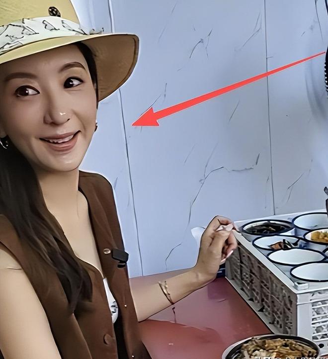 西班牙不想赢？全场慢悠悠，教练用人一塌糊涂，2将踢成卧底！