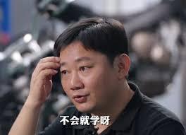 人民日报评！男子骑摩托被多次鸣笛，看完全程，才知真正的恶啥样