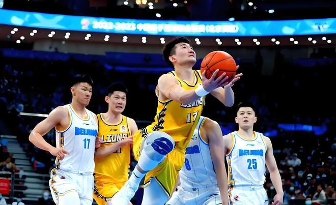 4锋线合砍8分！李梦接班人拉胯，宫鲁鸣锋无力，球迷呼吁李梦张茹归队！