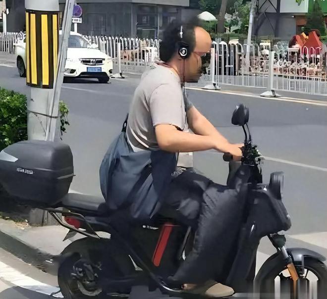 “我读这么多书有什么用？”女子控诉求职难，网友一针见血：文员对长相有要求！