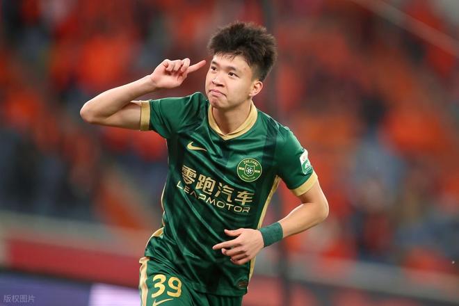 疆超联赛进行时丨阿勒泰队抵达阿克苏开启赛前冲刺训练