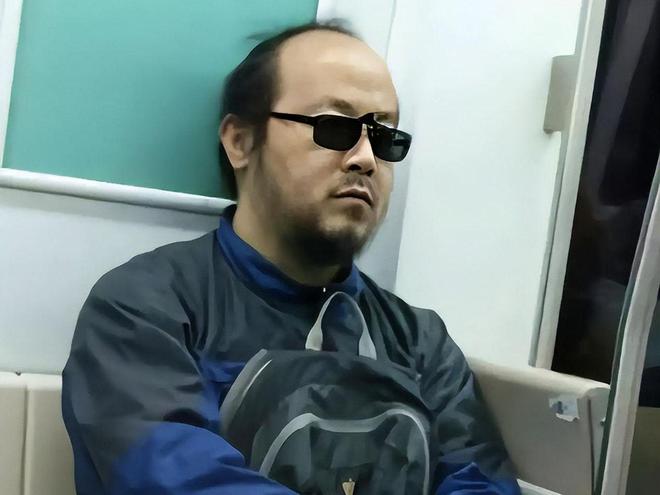 “我读这么多书有什么用？”女子控诉求职难，网友一针见血：文员对长相有要求！