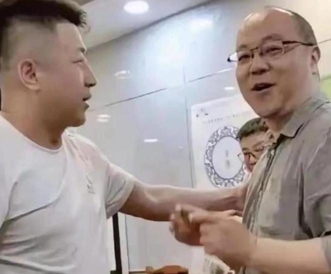 “我读这么多书有什么用？”女子控诉求职难，网友一针见血：文员对长相有要求！