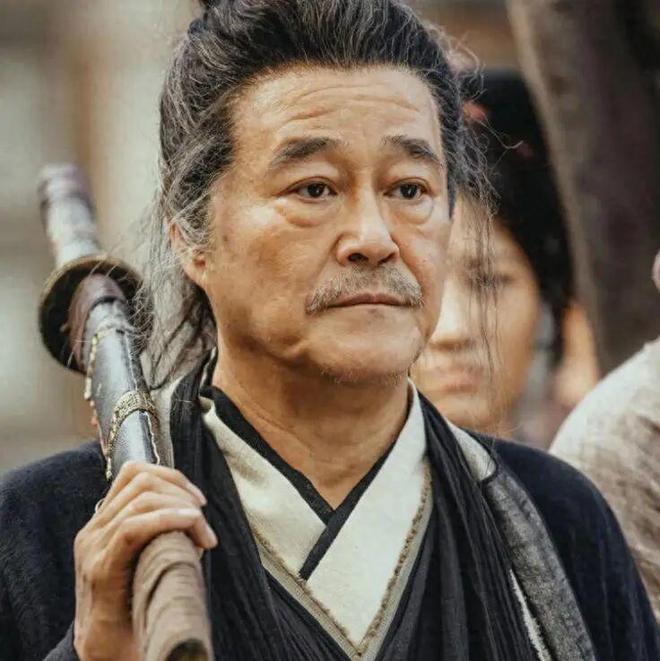 球球曝赵本山晚年状态：每天2包烟8两酒，脑瘤术后只戒了俩月